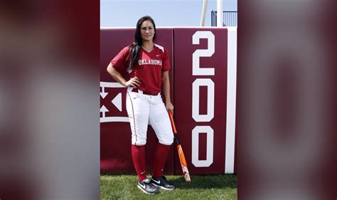 lauren chamberlain nude|Smashing stigma: Former OU softball slugger bares it all for。